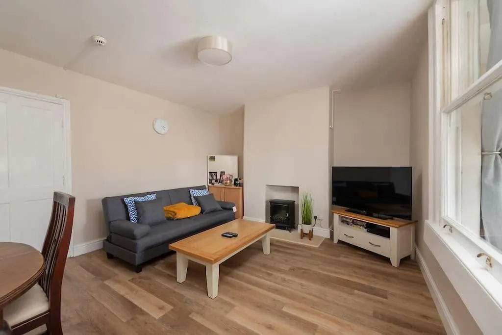 Garden Flat With Bath Skyline Views & Private Patio Apartment