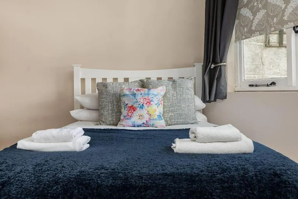 Garden Flat With Bath Skyline Views & Private Patio Apartment